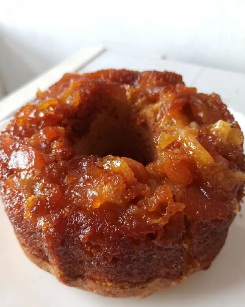 Cómo preparar una torta invertida de manzana