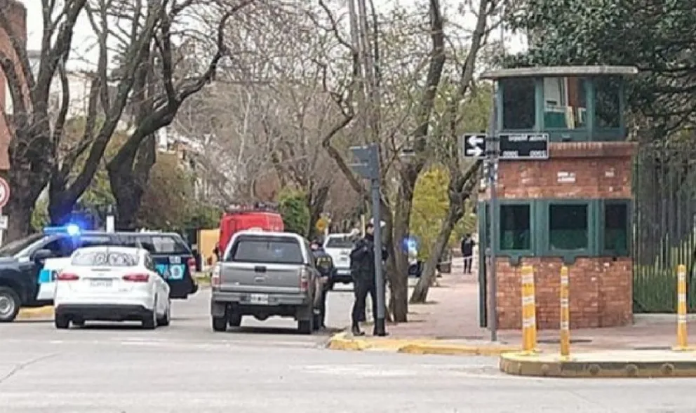 URGENTE | ¡Día de furia en Olivos! Arrojan una bomba molotov contra la Quinta del presidente