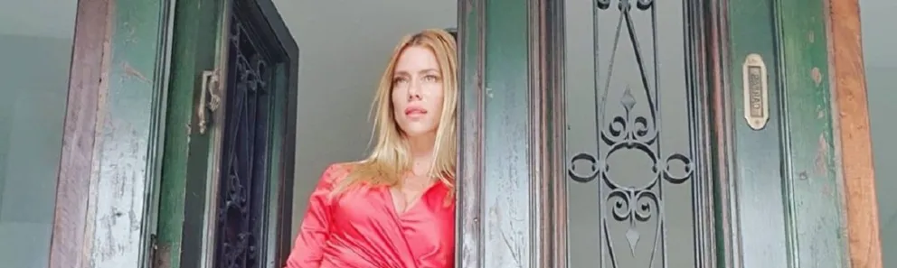 Nicole Neumann posó con un arriesgado look en rojo que dejó a todos sin aliento