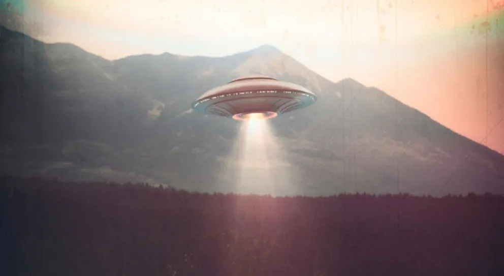 Un astronauta ruso graba lo que parecen ser una serie de Ovnis en la aurora boreal
