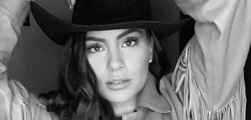 Ana Brenda Contreras deslumbró con su look y se sorprendió por una voz de fondo