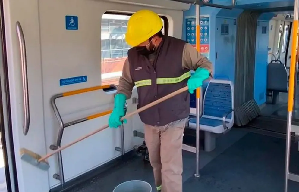 Llegó el "Terminator del coronavirus": el desinfectante que aniquila el virus y se usa en el transporte público