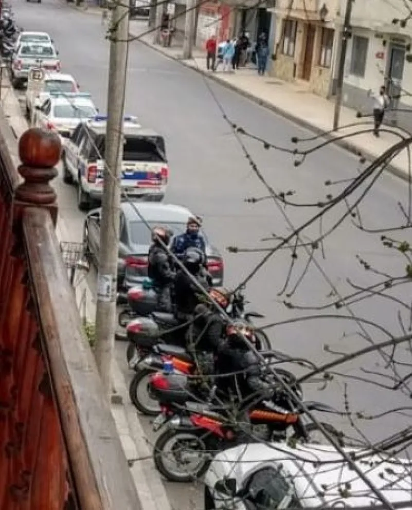 Desgarradora postal en el IMAC: un grupo de policías despediría los restos del cuarto oficial muerto en pandemia