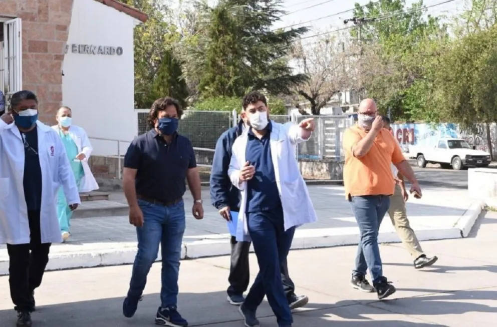 Gustavo Sáenz y Juan José Esteban recorrieron las flamantes instalaciones en el Hospital San Bernardo