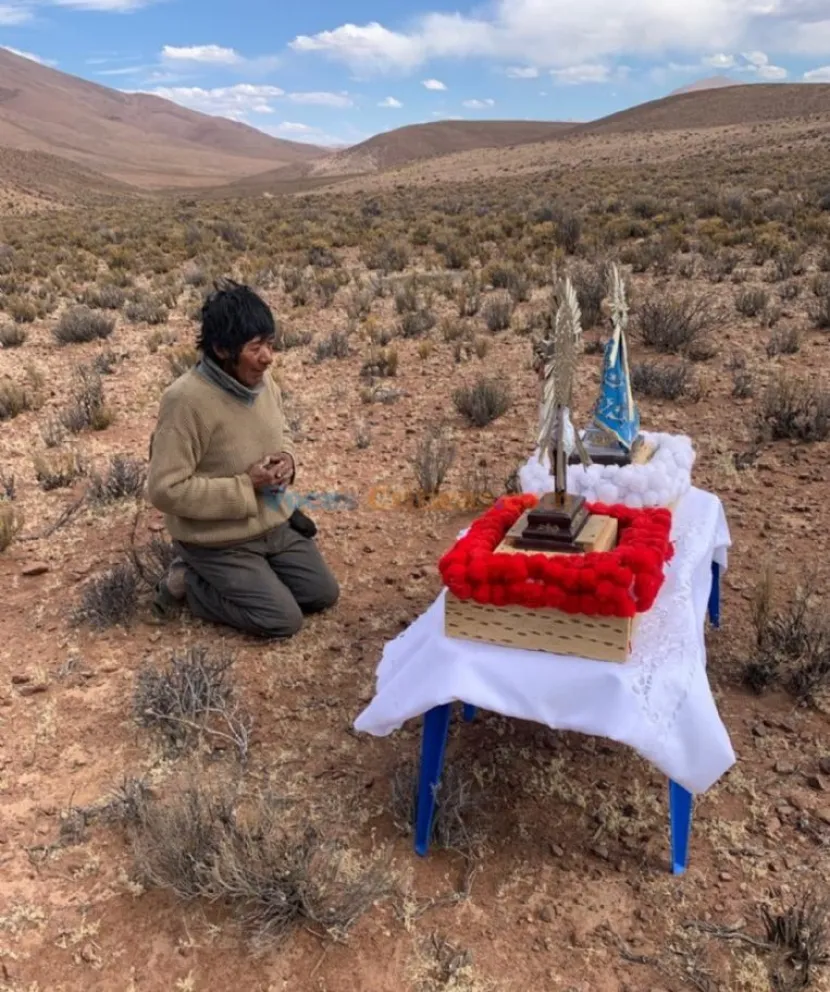 Peregrino ante la imagen de los Santos Patronos