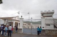 Denuncian a la "mafia de las visitas" en Villa Las Rosas: cobran entrada a los familiares de los presos