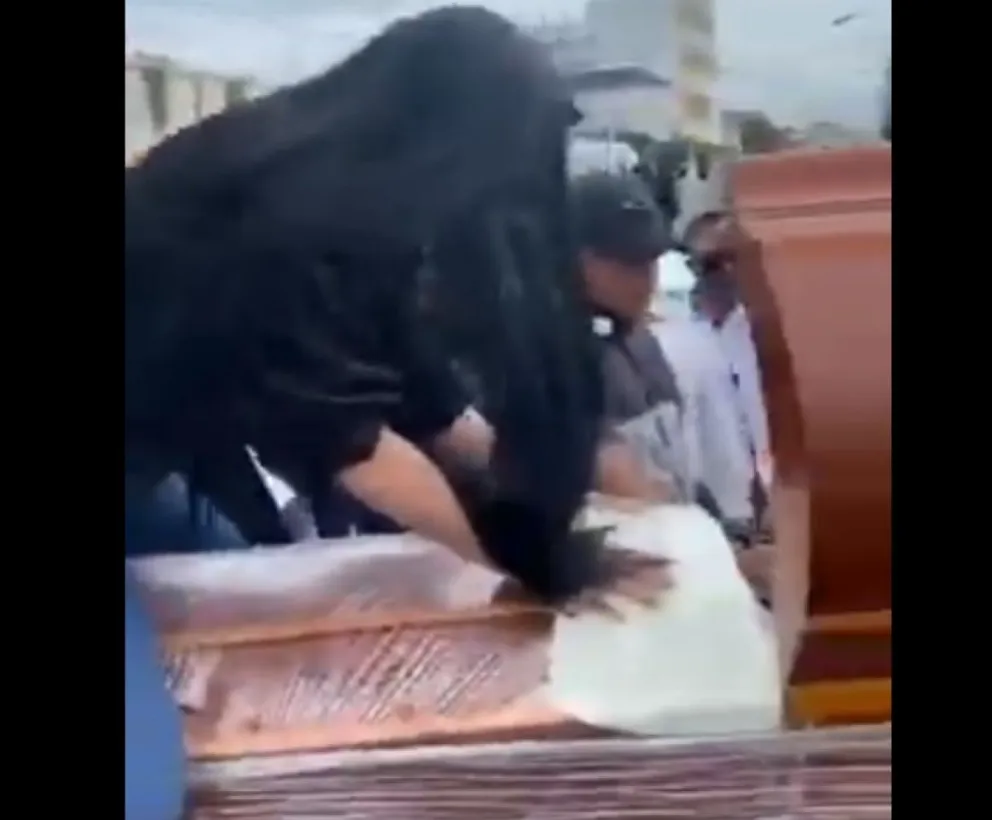 Mujer bailando en ataúd. Fuente: (Twitter)