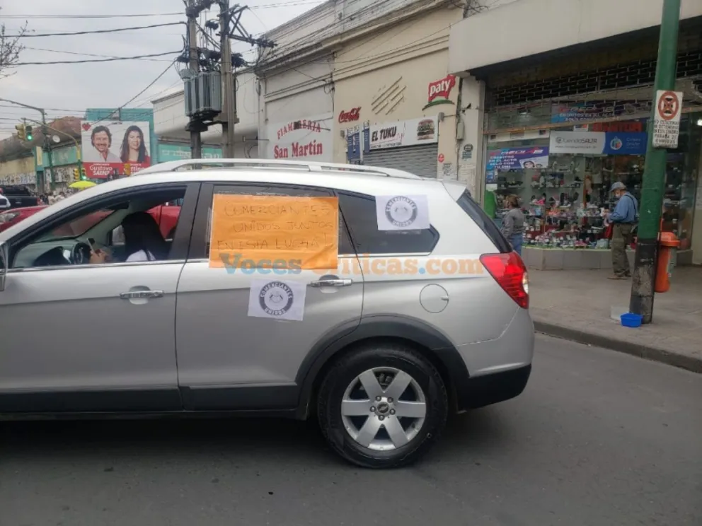 [FOTOS Y VIDEOS] Con bocinas y banderas, la marcha se hace sentir en el corazón de Salta