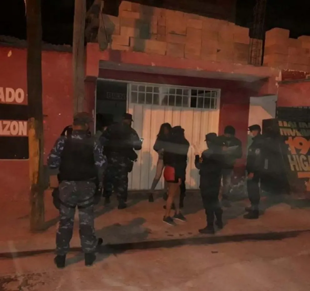 Locura y descontrol: clausuran 11 fiestas clandestinas durante el "Jueves de compadres"