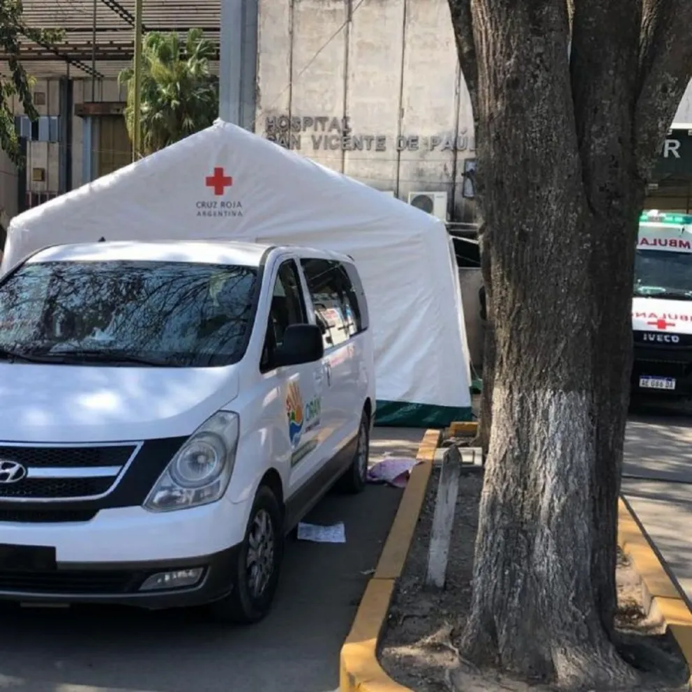 Una gran ayuda: La Cruz Roja se instaló a las afueras del hospital San Vicente de Paul para descomprimir