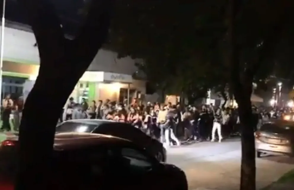 ¡Así no! Cientos de estudiantes salieron a festejar su día en plena pandemia