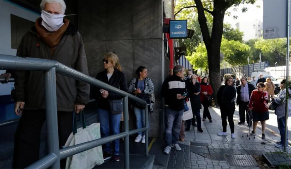 Colas en bancos de Salta.