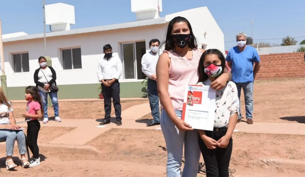 Entrega de viviendas en General Pizarro.