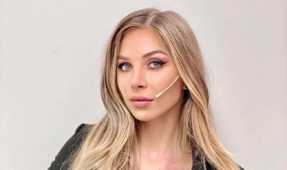 Con un sensual mini top y un atrevido look, Romina Malaspina dio una noticia a sus fans