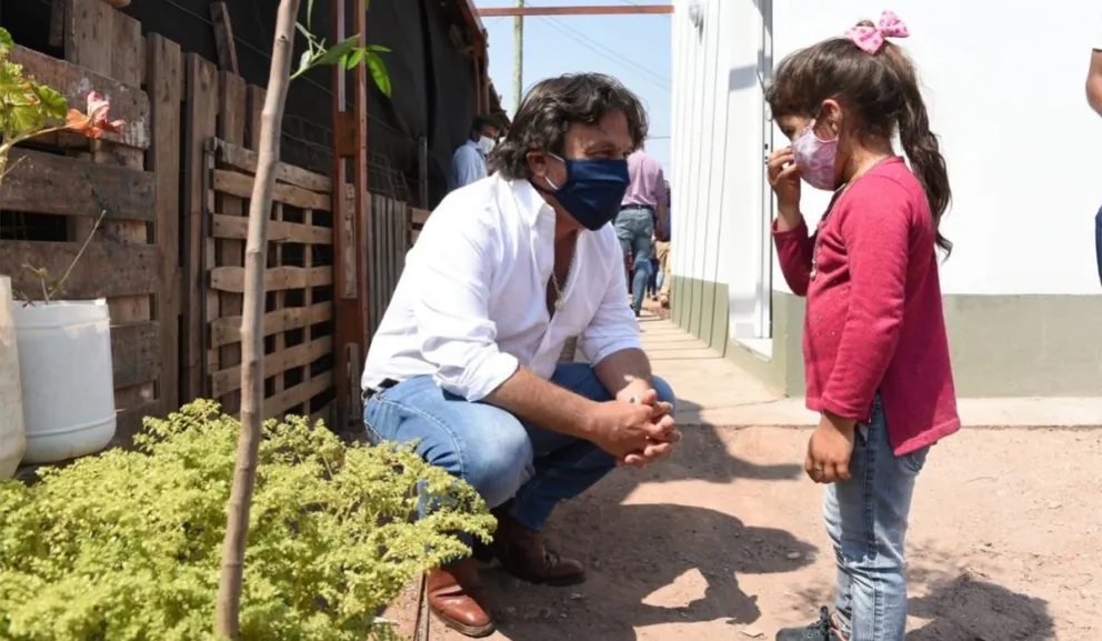 El gobernador Sáenz, en entrega de viviendas.