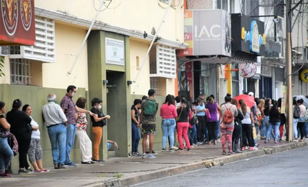 Aglomeraciones en los bancos.