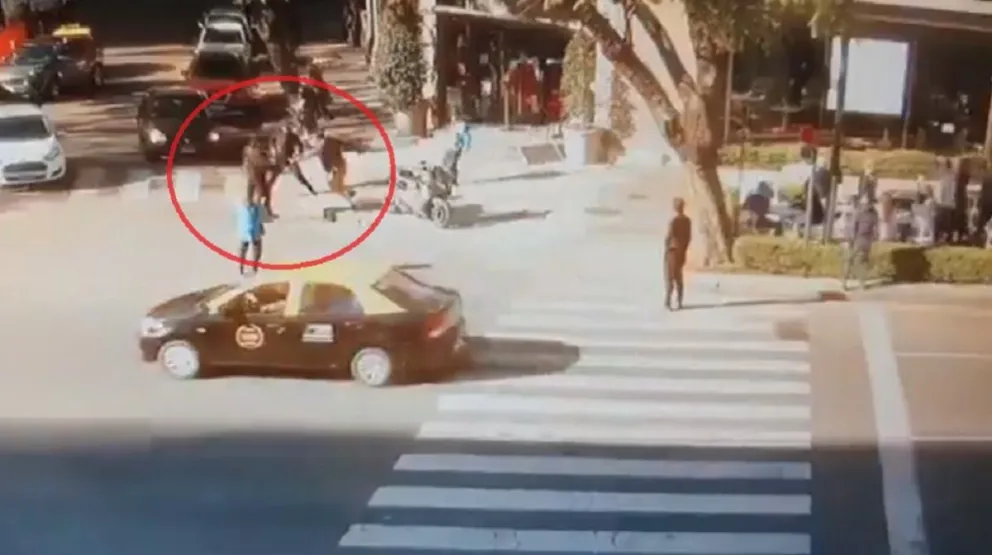 [VIDEO]: "¿A quién me llevo primero?" dijo el ladrón antes de matar a un policía de la federal