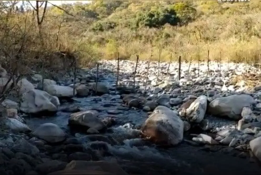 Escándalo: cercaron el cauce de un río en San Lorenzo y hay preocupación