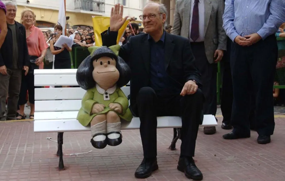 Quino junto a Mafalda. Fuente (Twitter)