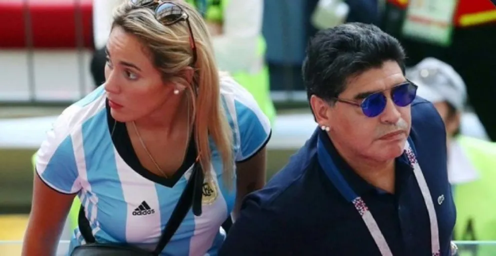 Rocío Oliva y Diego Maradona. Fuente (Twitter)