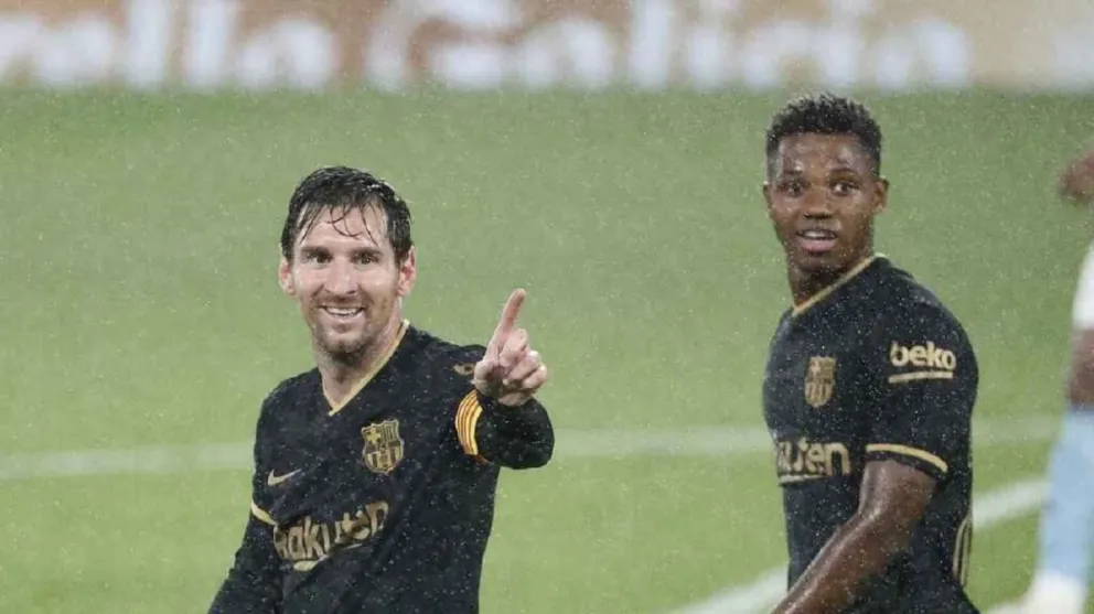 Leo Messi pierde protagonismo en su segundo partido con el Barcelona, pero lo intenta y vuelve a sonreír