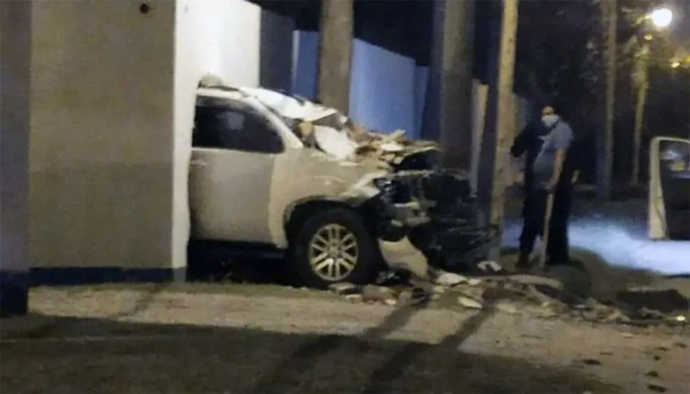 Se incrustó en un telo