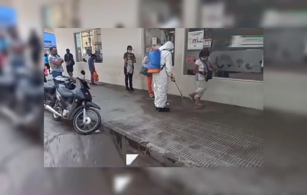 Tras la mañana de alta tensión en el Macro, un equipo especial tuvo que desinfectar el lugar