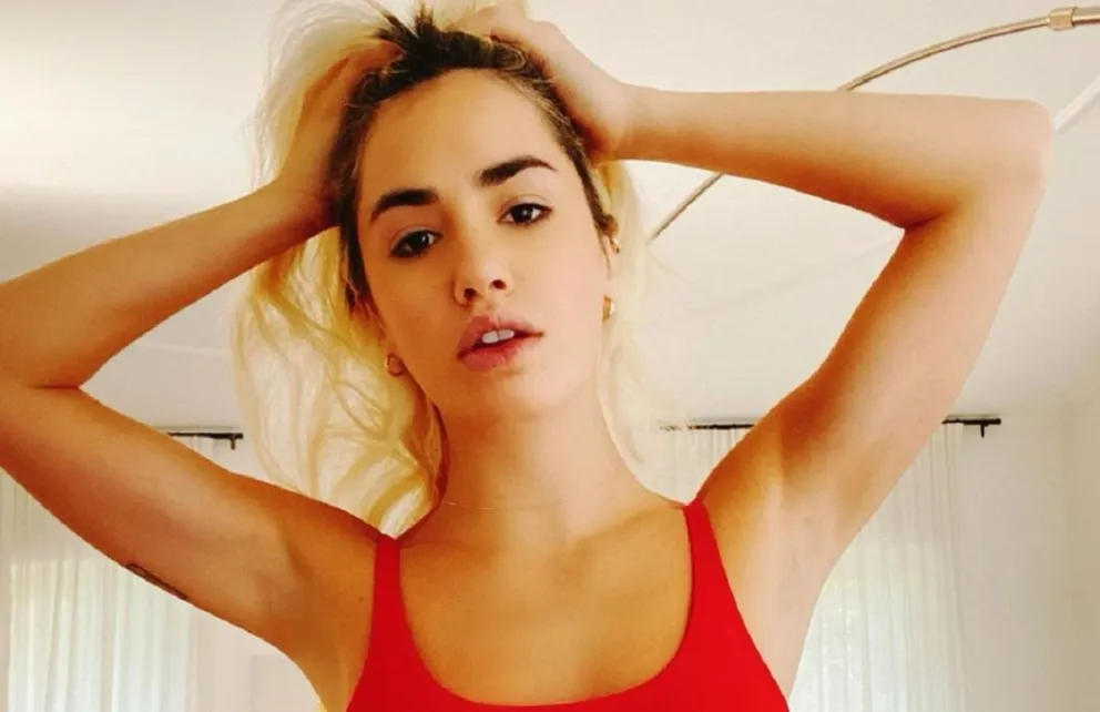 Lali Espósito se dio un apasionado beso con una modelo y los memes no faltaron
