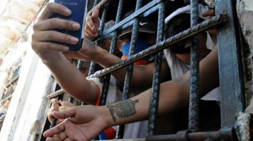 Imputaron a 16 reclusos por violar e introducir un celular en los intestinos a otro preso