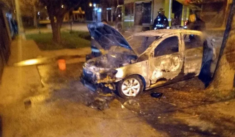 Auto incendiado