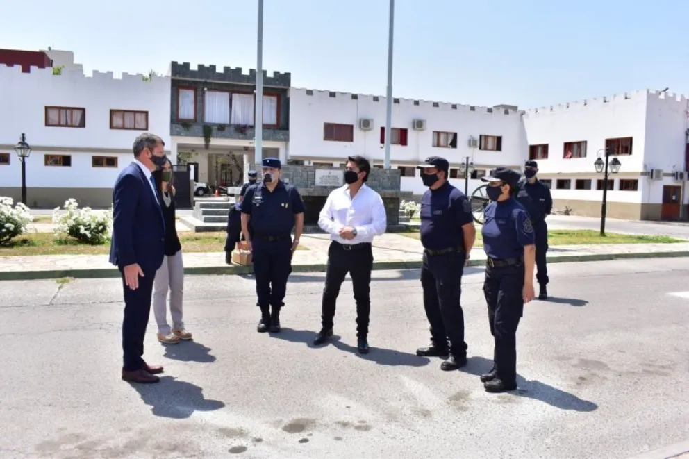 Equipamiento a la policía