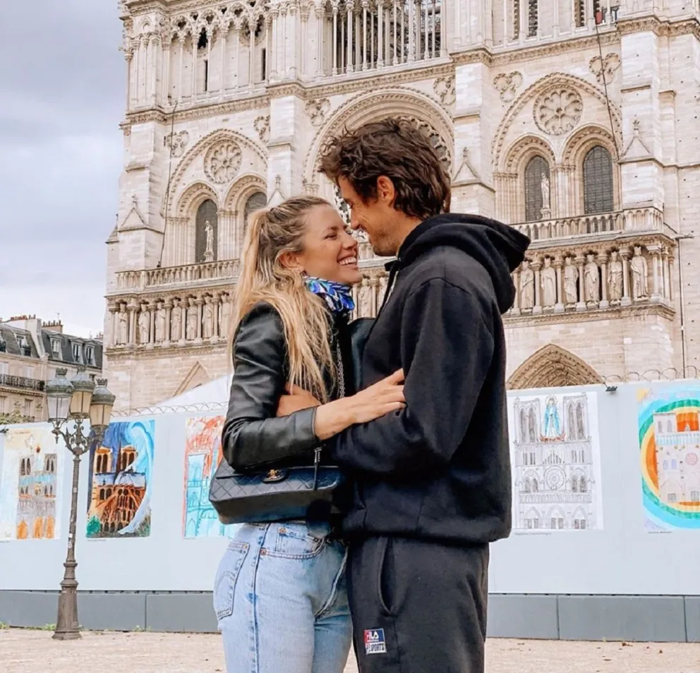 Stephanie Demner viajó con su novio a Disneyland París y los memes y comentarios llovieron