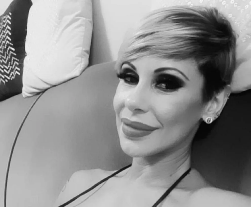 Mónica Farro recordó su infancia con un picante juego junto a su novio y despertó suspiros con unas fotos para el infarto