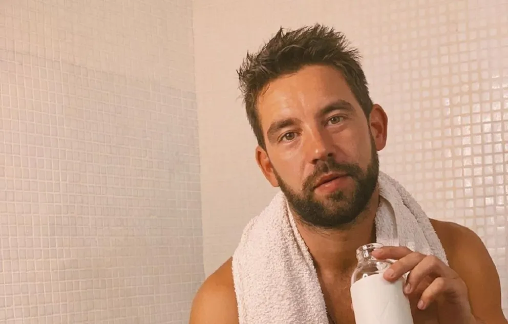 A solo horas de cantar, Agustín 'Cachete' Sierra enamora a sus fans con unas fotos calientes