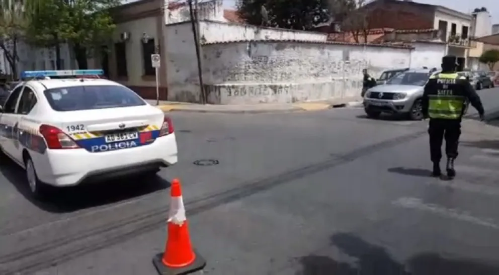 Tragedia en Salta: sintió un olor podrido salir de un departamento y halló muertas a una mamá y su hijita