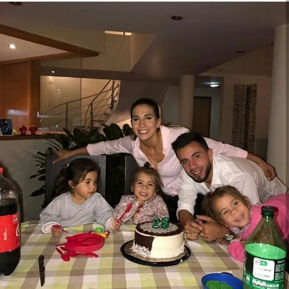 Cinthia Fernández y Matías Defederico con sus hijas. Fuente (Instagram)