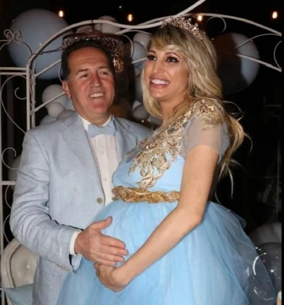 Vicky Xipolitakis y su ex marido. Fuente (Twitter)