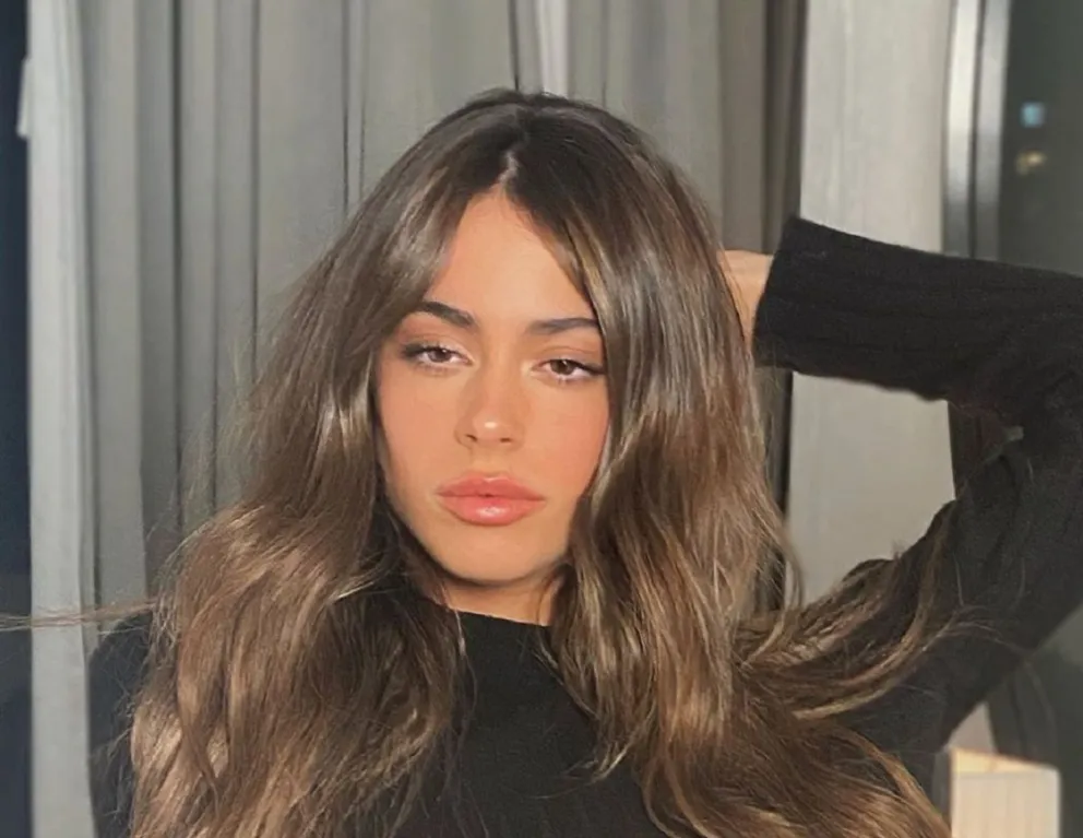Tini Stoessel se mostró en un diminuto bikini y con la camisa subida y prendió fuego a todo