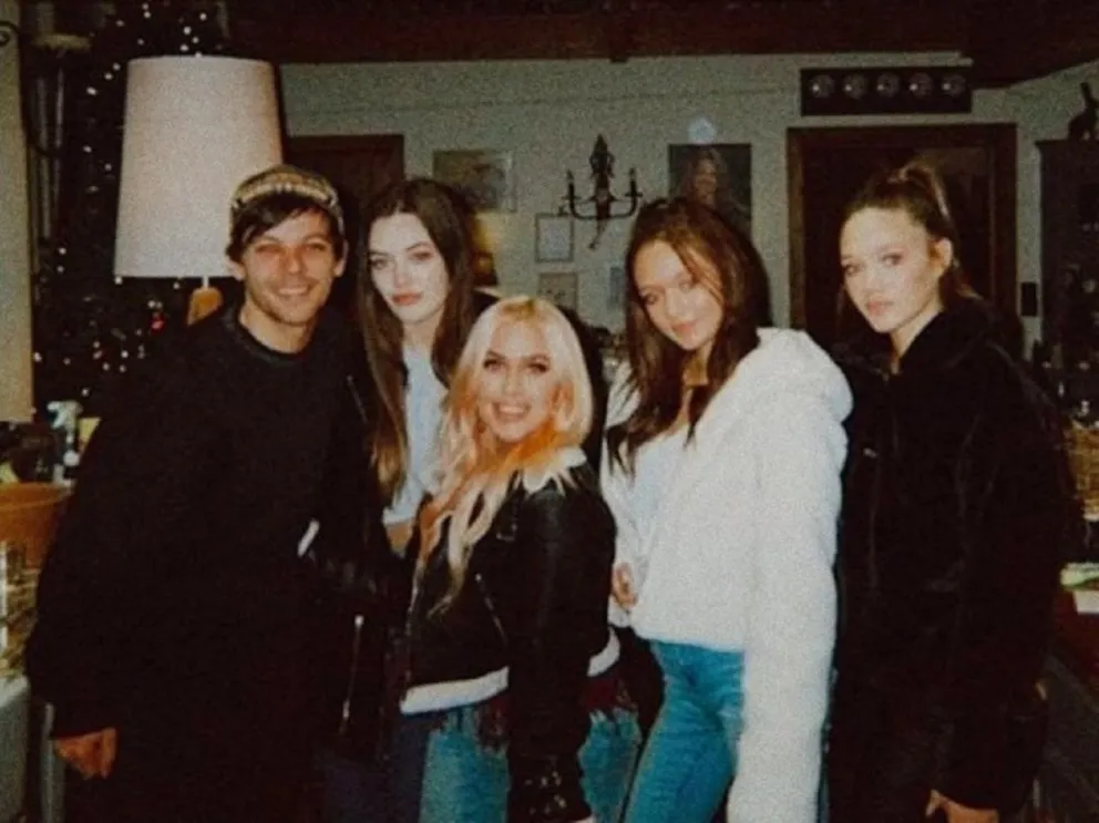 Louis Tomlinson y sus hermanas. Fuente (Twitter)