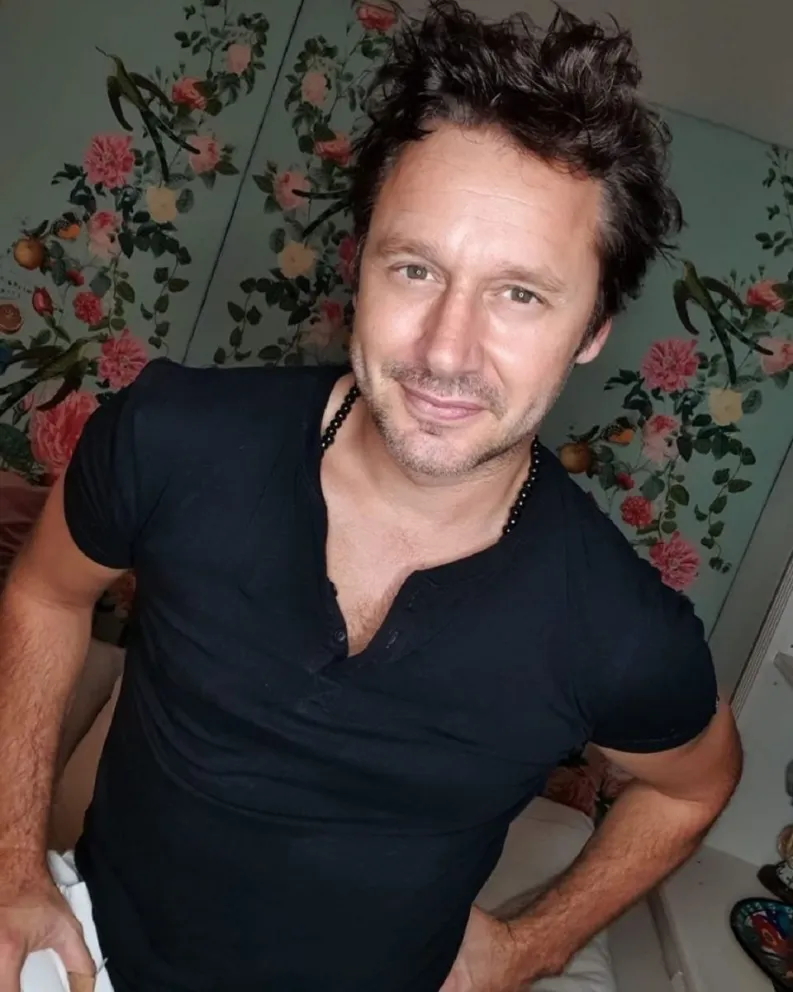 Benjamín Vicuña compartió una serie de fotos inéditas de Amanció y sus fans enloquecieron