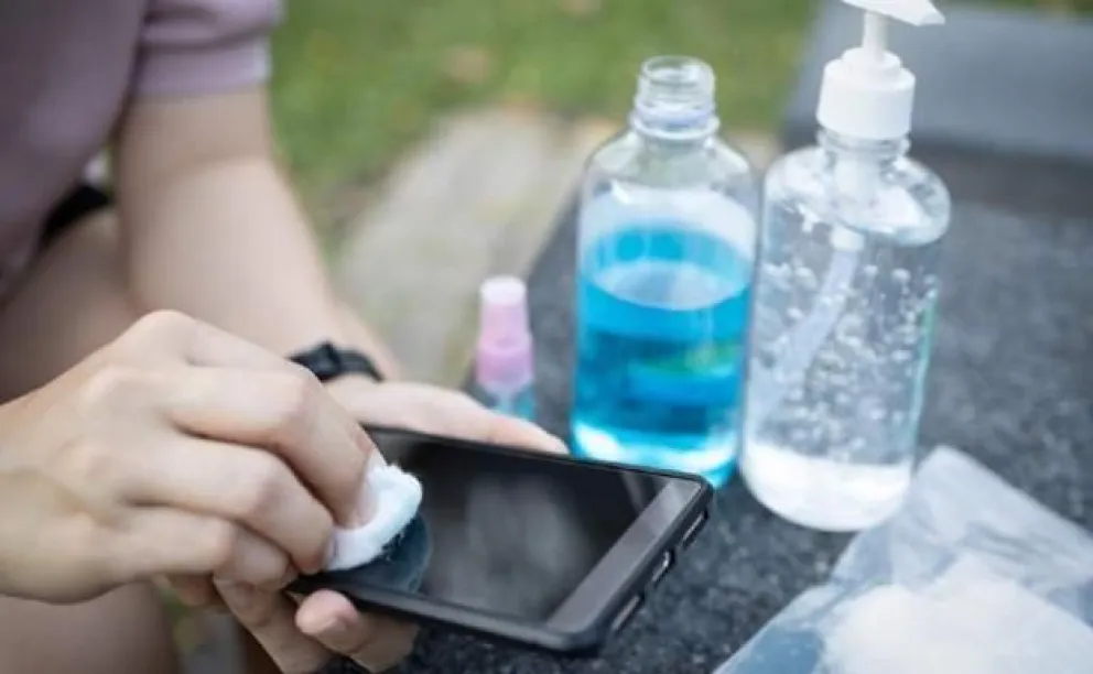 Alarma mundial: el coronavirus puede sobrevivir un mes en celulares y billetes