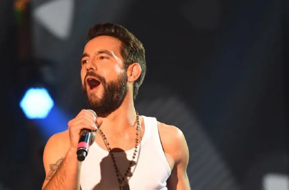 Agustín Sierra posó muy sexy desde casa y envío un tierno mensaje a su compañera de canto