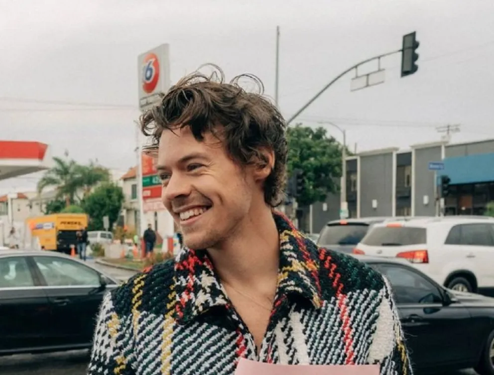 Harry Styles reapareció con barbijo y un estilo relajado que desató la locura de sus fans