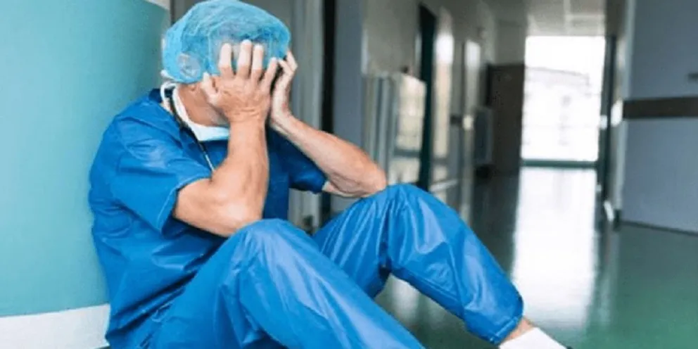 Personal de salud llorando