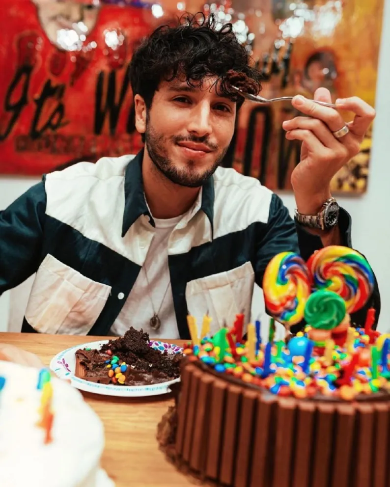 Sebastián Yatra prepara su cumpleaños en instagram con un ofensivo video para los estadounidenses