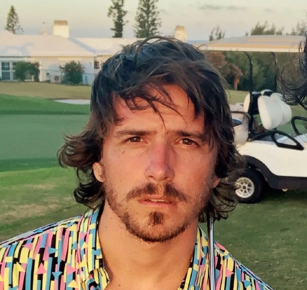 Tildan de "gordofóbico" al influencer Uki Deane tras solicitar modelos para su marca