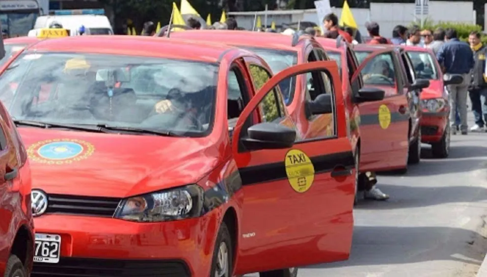 Nuevamente los taxistas piden aumento