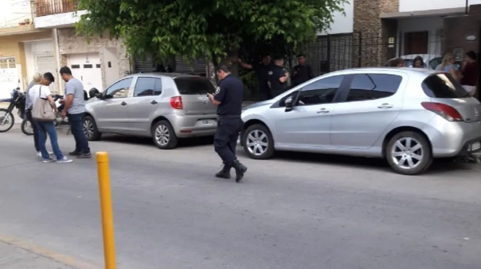 Olvidó a su hija en el auto y murió asfixiada