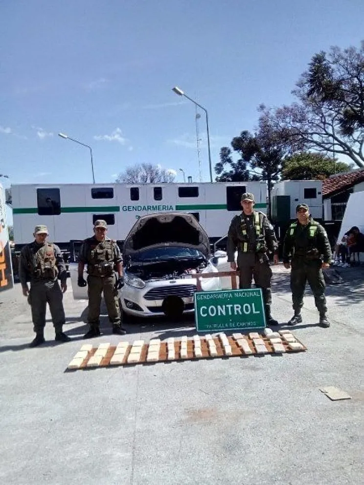 Usaron a un niño para no levantar sospecha de que escondían cocaína en el tanque del auto