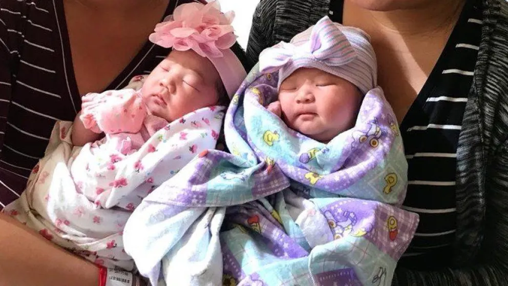 Hermanas gemelas dan a luz a sus hijas con dos horas de diferencia [FOTO]